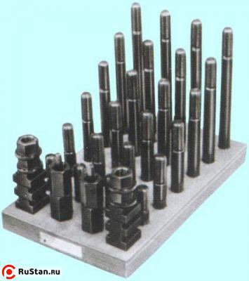 Набор сухарей, гаек и шпилек из 40 предметов 21,7 М20х2,5 на дер. подставке фото №1 Набор сухарей, гаек и шпилек из 40 предметов 21,7 М20х2,5 на дер. подставке фото №1