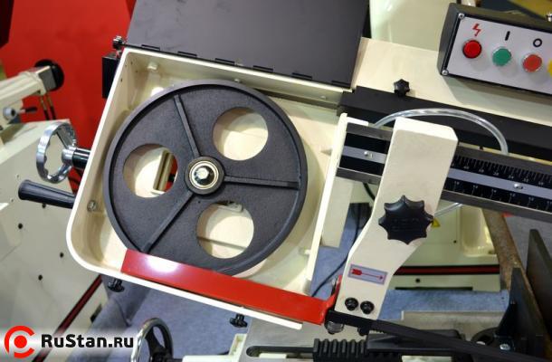 Ленточнопильный станок JET HBS-1018W, вид на левый шкив ленточной пилы фото №20 Ленточнопильный станок JET HBS-1018W, вид на левый шкив ленточной пилы фото №20