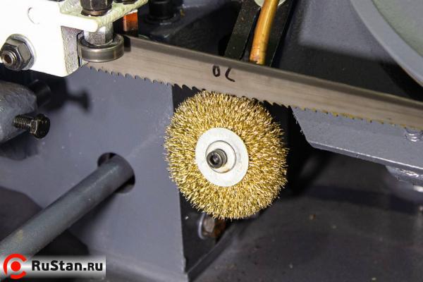 Благодаря специальной щётке для съёма металлической стружки ленточнопильное полотно не выйдет из строя раньше времени. фото №8 METAL MASTER MGH-200 фото №8