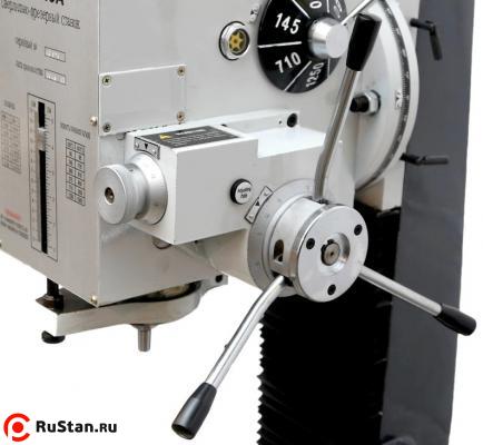 Вертикальный шпиндель снабжен звездчатой рукояткой, с ее помощью возможно переключение на ручной режим (быстрая подача при сверлении) и автоматический (медленной подачи при фрезеровании). фото №9 Вертикальный шпиндель снабжен звездчатой рукояткой, с ее помощью возможно переключение на ручной режим (быстрая подача при сверлении) и автоматический (медленной подачи при фрезеровании). фото №9