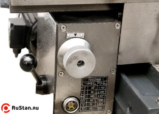 Перемещение стола по оси X производится электродвигателем. Требуемая скорость движения задается положением ручек. Таблица соответствия скоростей подачи положению ручек расположена прямо на коробке передач. фото №14 Перемещение стола по оси X производится электродвигателем. Требуемая скорость движения задается положением ручек. Таблица соответствия скоростей подачи положению ручек расположена прямо на коробке передач. фото №14